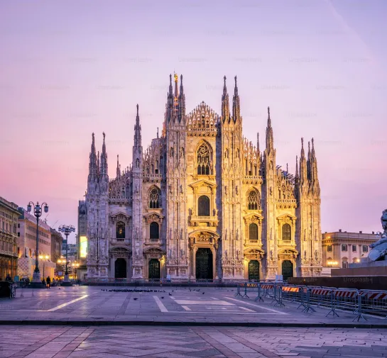 Entrée de la cathédrale de Milan par les escaliers
